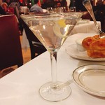 Smith & Wollensky - マティニはヘンドリックスベースのツイスト入りにした。