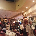 Smith & Wollensky - 60〜70年代のテレビドラマに出てくる高級ステーキハウスそのものの風景、やや大衆寄り