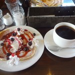 カフェ マチルダ - ベリーベリーパンケーキ（ハーフサイズ）、ホットコーヒー