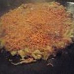 Okonomi Chuubou Eria - お好み焼きのミックスを焼いてベビースターのもんじゃを投入