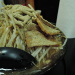 自家製太麺 ドカ盛 マッチョ - 雪化粧したように、全体に薄っすら積もる煮干し魚粉