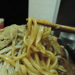自家製太麺 ドカ盛 マッチョ - 麺は平打ち太麺緩やかな縮れ麺。加水率は中級。