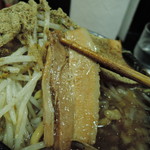 自家製太麺 ドカ盛 マッチョ - 豚バラチャーシューは主張ある醤油が染みた味。