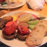 インターコンチネンタルホテル大阪　クラブラウンジ - チーズもパンも、まいうー。１Fのパン屋さんで値段を見ると、びっくりする。（笑）