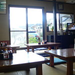 おふくろの味 みむろ - 明るくて気持ちよい店内です。