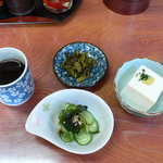 おふくろの味 みむろ - 最初にお茶、次に小鉢と漬け物が来ます。
