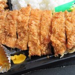 Higo Tsubaki No Obentou - トンカツは大きなロースカツを使ってあってお弁当の半分以上のスペースを占めてました。