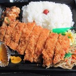 肥後椿のお弁当 - お弁当は注文が入ってから作ってくれるんで少し待つ事になりますがお弁当は熱々のホカホカ。