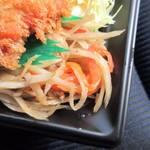 Higo Tsubaki No Obentou - お弁当のカツの横には美味しいキンピラが添えられてます。
                      