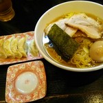 Soukeichijouryuugankoramenhachidaimechokkei - 醤油ラーメン＋サービスの焼餃子