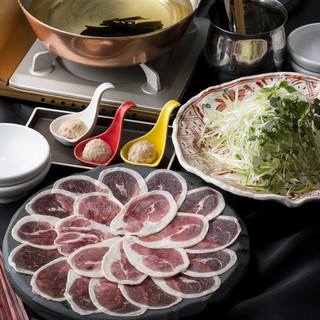 Ultra-thin duck shabu made with Kyoto duck. This is a special dish made with golden soup stock.