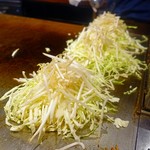 広島流 お好み焼き 鉄板料理 がんす - キャベツたっぷり！