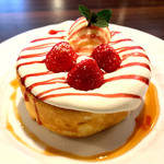 星乃珈琲店 - 苺とふんわりクリームのスフレパンケーキ シングル 880円