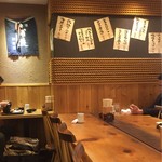 Yaesu Hatsufuji - 店内はテーブル席とカウンター代わりの大テーブル