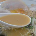 宝来軒 - スープは独特の甘みがあり、昭和の香りが溢れ出てますね～。