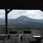 Pulu Mujung Warung - 店内よりバトゥール山をのぞむ