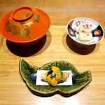 嗜季 - 最初に供される三品。まずは揚げたての天ぷら（手前）に箸を伸ばした