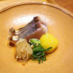 嗜季 - ヤナギザワラにいぶりがっこ。「塩味を足す目的で」いぶりがっこを起用したアイディアが光る