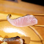 嗜季 - 炭火で香ばしく炙ったサワラは、身の内側がほろっと柔らかく、とろけるような口当たり！ 九条ねぎと柚子おろしで