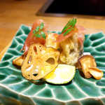 のとてまりの天ぷらに生ハム、レンコンと椎茸の軸のチップス。地元の特大椎茸は、松茸に匹敵する高級品