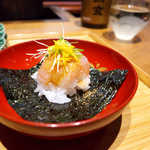 甘海老の手まり寿司。旨味の詰まった「海老味噌」をタレに仕立ててある