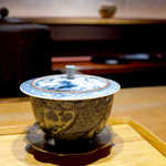 嗜季 - 器は九谷焼。ついつい食事に夢中になるが、器も鑑賞に堪えるものばかりだ