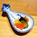 嗜季 - 加賀野菜の漬物。綺麗に五色取り揃え、琵琶の器というのも心憎い