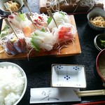 魚料理専門店 わかせい - お刺し身定食の全容です、これでなんと1000円＋消費税です！