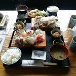 魚料理専門店 わかせい - 手前がお刺し身定食、奥が磯定食です！