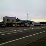 いずみ食堂 - 駐車場はいつもビッシリ（裏と横にもPアリ）