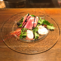 キャトルラパン　神戸三宮 - 前菜（生ハム、炙りハマチ、赤エビ、ムール貝、テリーヌ、ベビーリーフなどなど）
                圧巻のボリューム♪