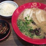 ろくの家 - 六白ラーメン620円と、ランチごはん無料とランチ餃子100円