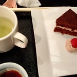 慶山 - デザートのケーキとハーブティー