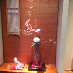 Shabusen - 和室の床の間には毎週違ったお花が活けられます。