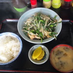 キッチンあべ - にら炒め（小ライス・みそ汁・漬物）