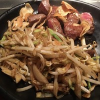 ステーキハウス松波 - もやし炒めと大蒜チップ