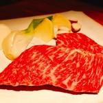 鉄板焼 みたき 桜坂 - 初めに出された肉の色合いいいですね～フィレかサーロインを選ぶことが出来ましたのでフィレで♡