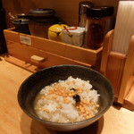 ライス、スープ、卓上調味料を使用したお茶漬け