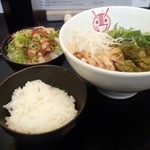「ジャカルタまぜ麺」（890円）+「鶏チャーシュー丼（小）」（390円）