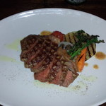 ジラソーレ - なんだっけ……「お肉が食べたーい」って言ったらオススメしてくれたステーキ
      オリーブオイルと岩塩とバルサミコのソースを付けて食べるよ