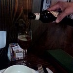 ジラソーレ - 店長さんが注いでくれました
      イタリアの赤ビール
      コクがあって独特の苦味でした