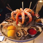 DOCKS OYSTER BAR & SEAFOOD GRILL - シーフード、プラター。全体に怪しい