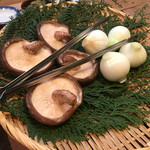 山女庵 - 奈良県産椎茸と新玉ねぎを炭火焼で