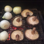 山女庵 - 新玉ねぎと原木椎茸の炭火焼