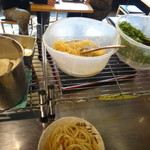 セルフうどん やま - 揚げ玉やネギは入れ放題です