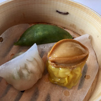 広東料理 センス - 蒸し点心三種。野菜餃子、海老餃子にメインは小さな鮑が丸ごと載っている鮑焼売