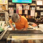 くつろぎ亭ひこべえ  - 大将の和さん、調理中