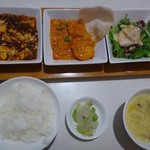 四川飯店 - ◆「海老チリ」と「麻婆豆腐」をチョイス。 ほかに「棒棒鶏サラダ」「スープ」「ご飯」「ザーサイ」「デザート」などが付きます。