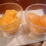 カフェ・ド・オランジェ モンクール - 私の食べたシャーベットゼリーは右でピンクグレープフルーツ。左はオレンジ
