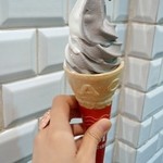 キハチ ソフトクリーム・阪神梅田店 - 黒胡麻はちみつ＆バニラ